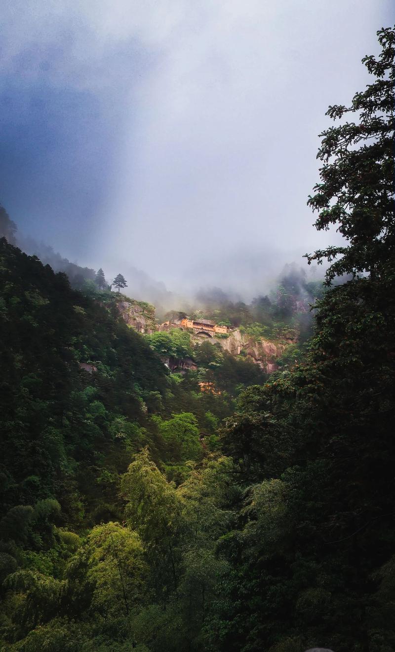 九华山天台峰晨雾中的古寺建筑群