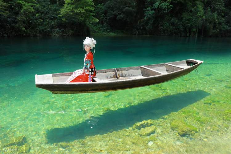 屏山峡谷悬浮船水面倒影