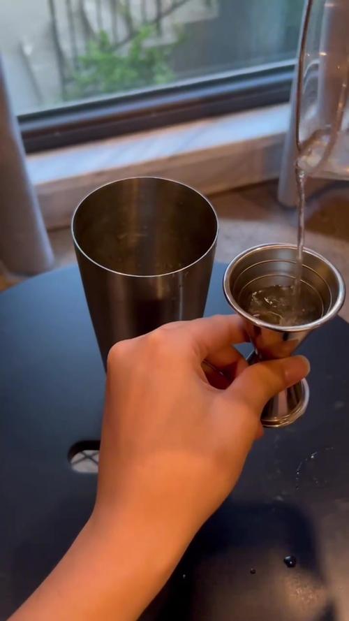 💡 量酒器(Jigger):别学电影里直接倒