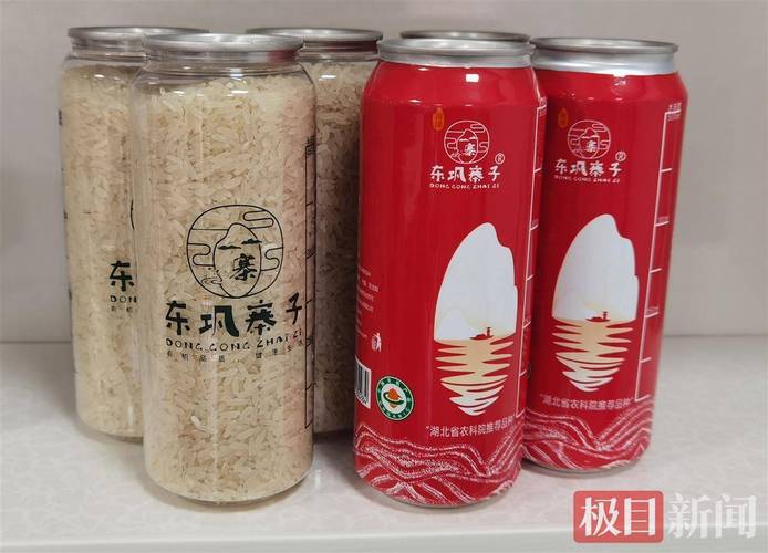 南漳春秋寨山脚下农家乐盛在土瓷碗里的刚蒸好的东巩寨子米