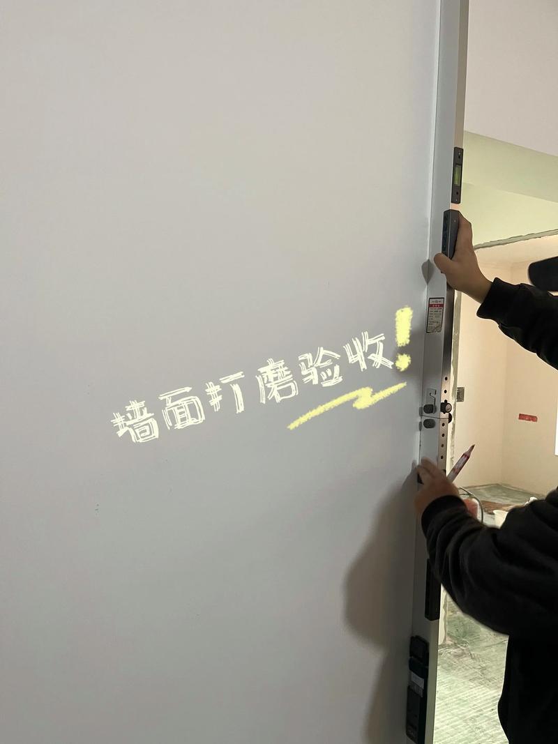 装修工人打磨墙面强光照射检查平整度