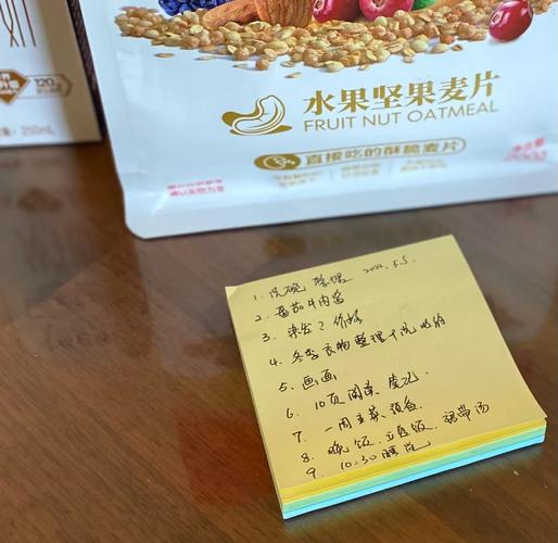 自由职业者杂乱办公桌 咖啡 便利贴 截止日期
