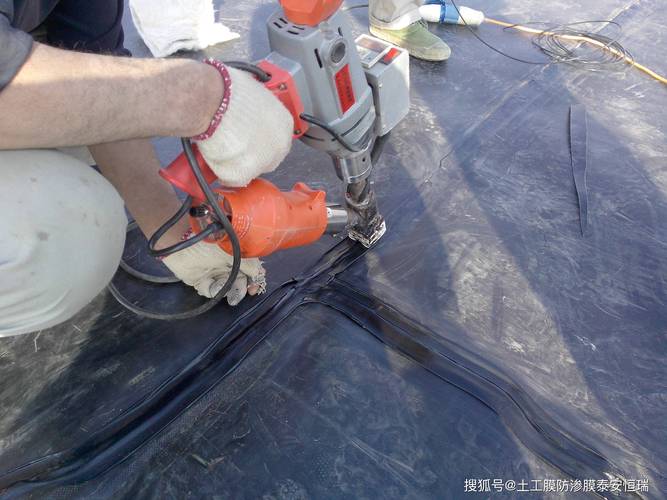 防潮膜铺设施工现场重叠胶带密封