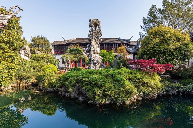 苏州留园冠云峰早春池岸水景