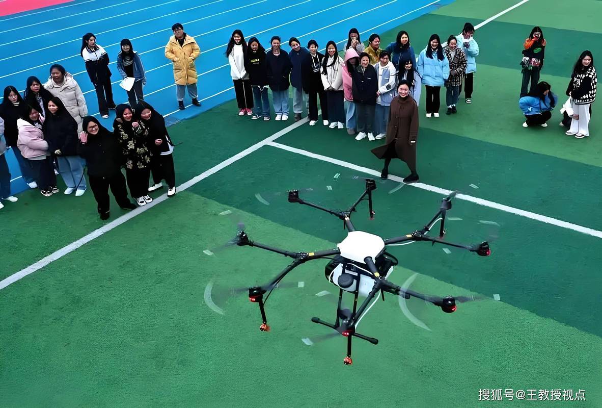 课后服务无人机社团学生试飞活动现场