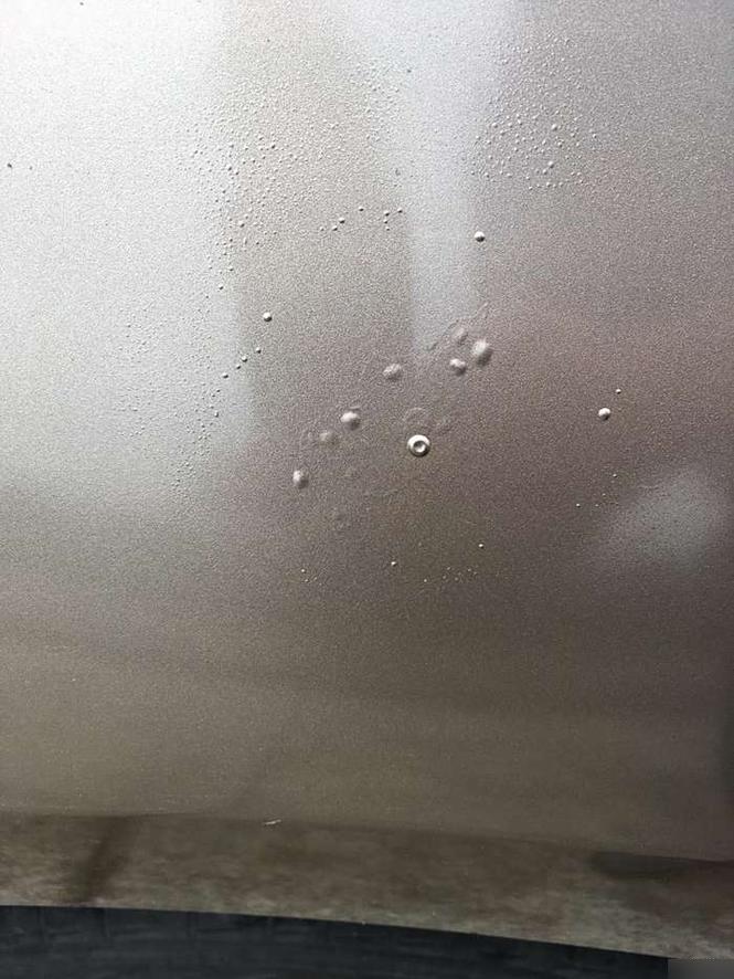工业涂料涂装后起泡脱落的特写照片