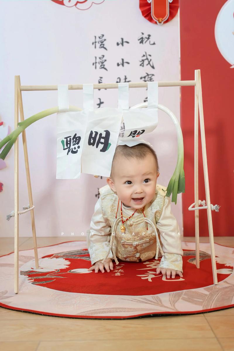 周岁照拍摄现场,摄影助理用玩具引导宝宝