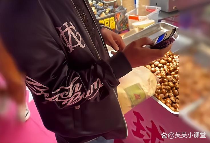 傍晚杭州凤起路公交站旁糖炒栗子摊
