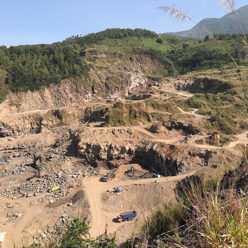 关闭煤矿矿坑生态修复作业现场图