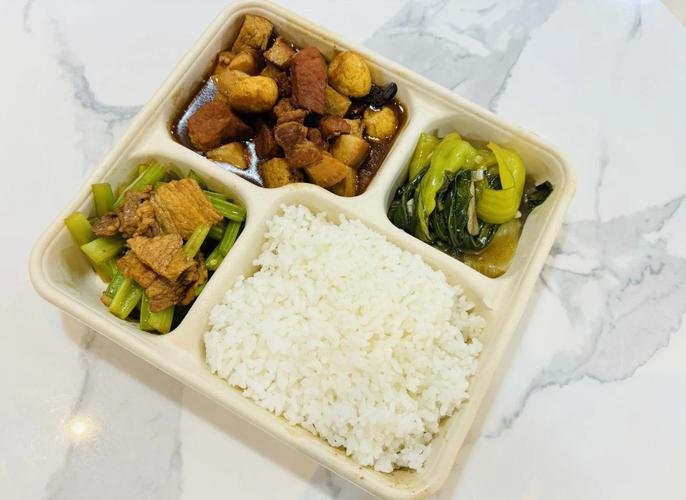 装满荤素主食的便携餐盒搭配实拍