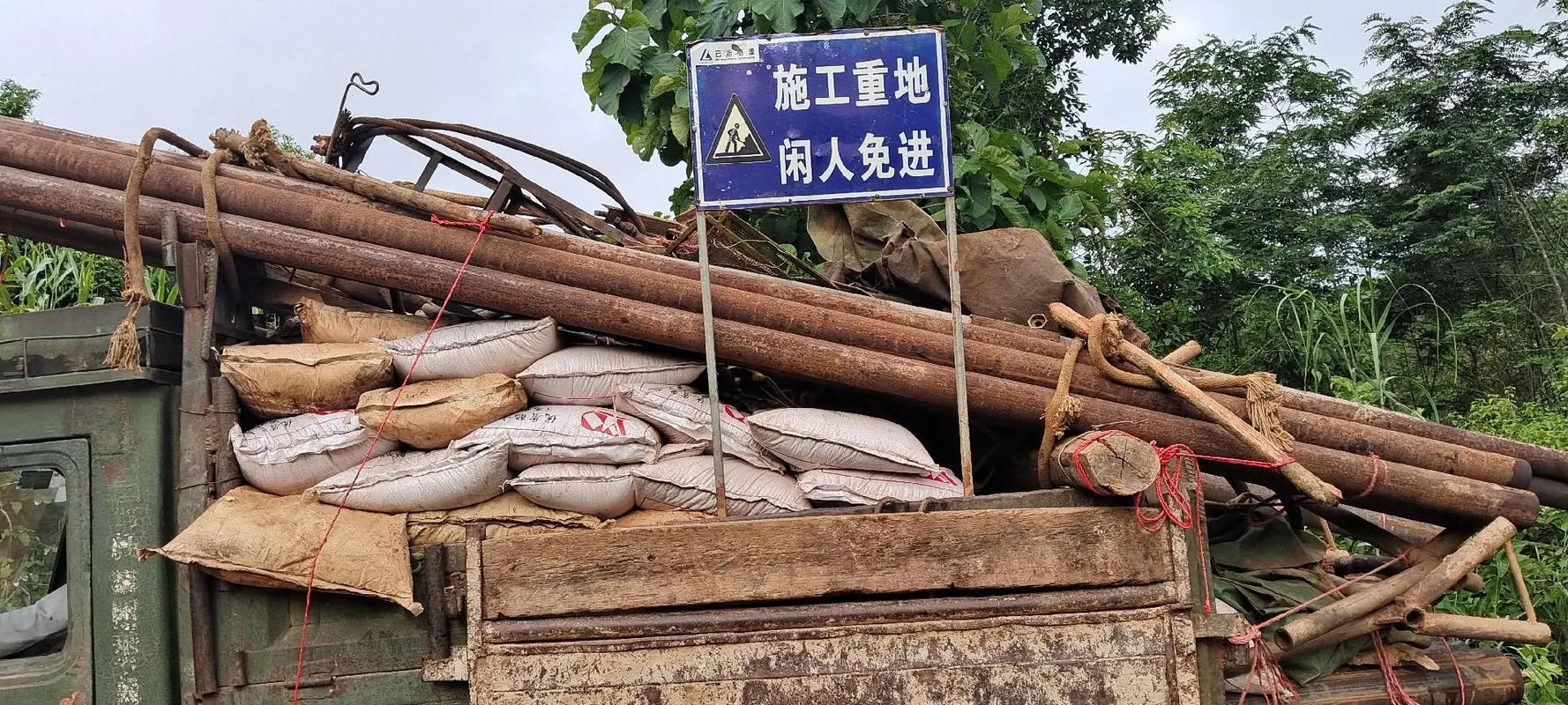 小区门口施工堆放砂石无警示牌现场