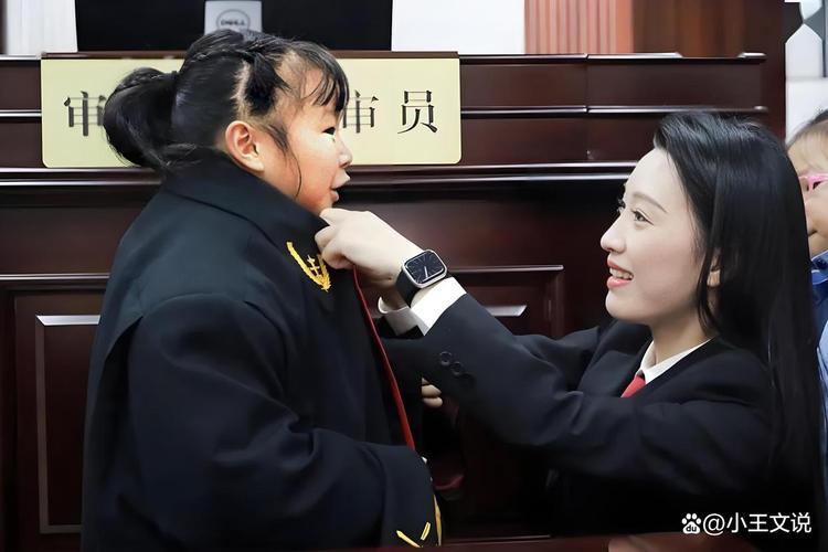 法庭上法官询问孩子抚养权归属场景