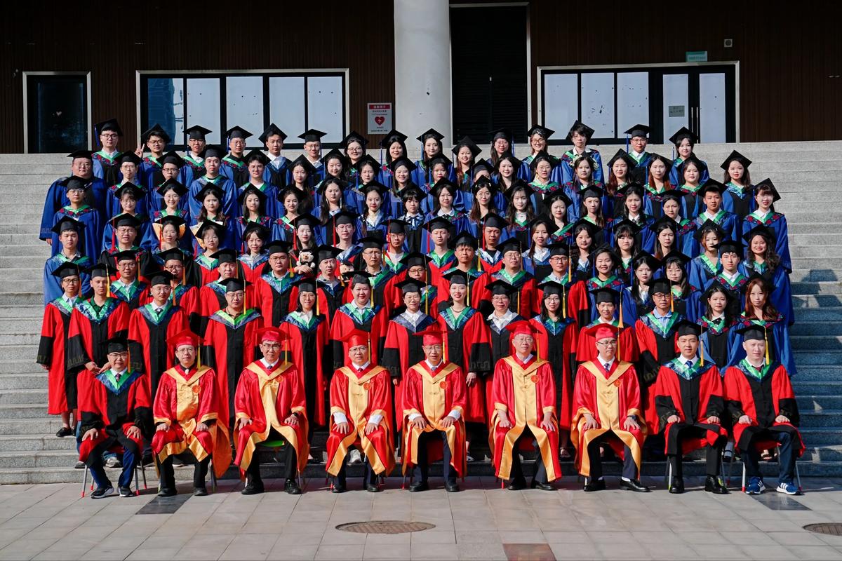 大学校园里研究生毕业照合影