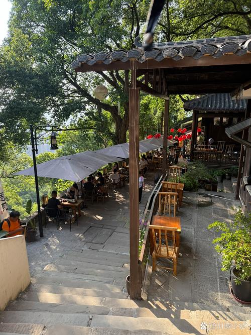 老城区街角露天大树下茶摊场景
