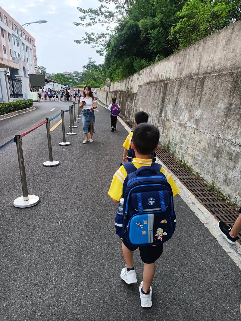 为什么孩子更容易记住背影而不是笑脸