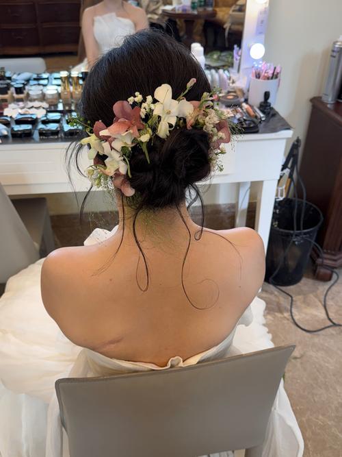 海边婚礼新娘发型被风吹乱抓拍