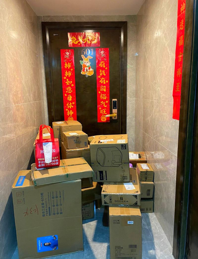 消费者拆封网购快递查看商品场景