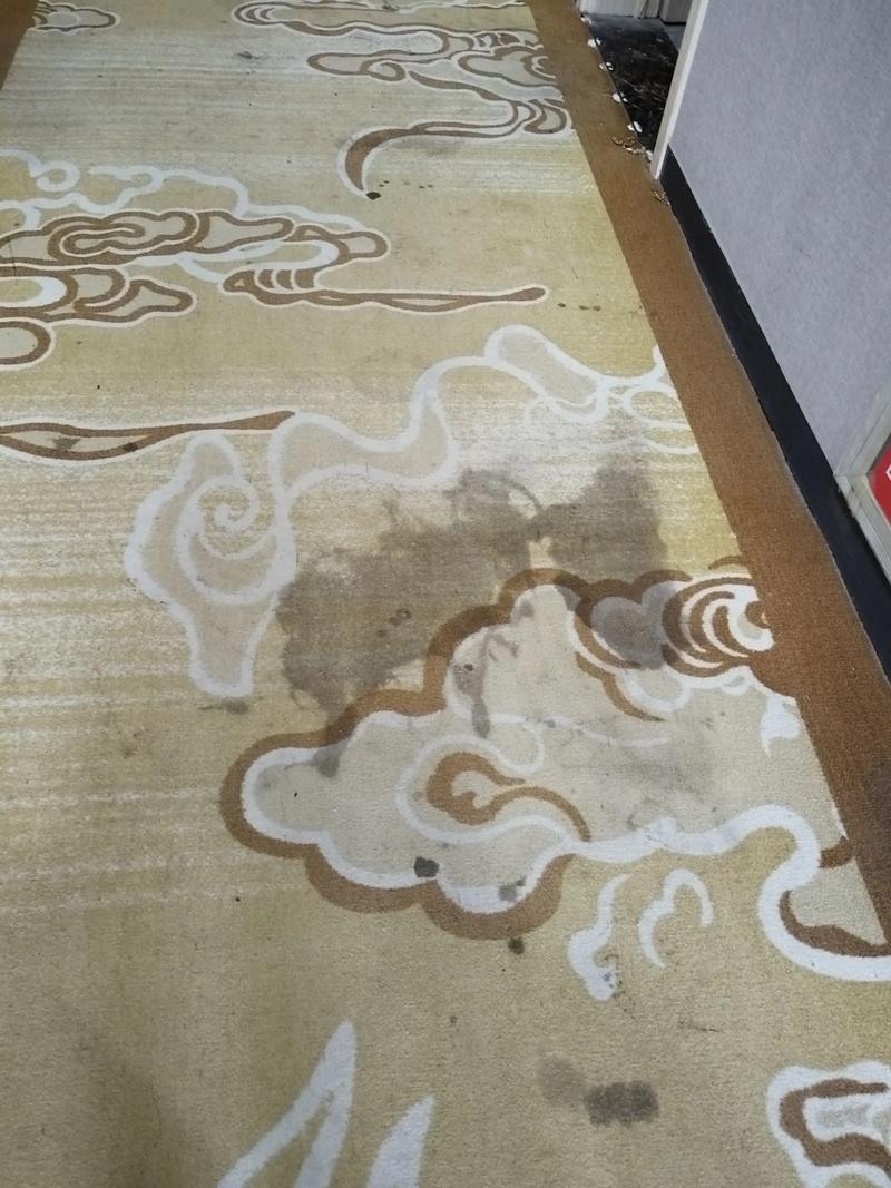 老旧地毯拆除后的脏地板