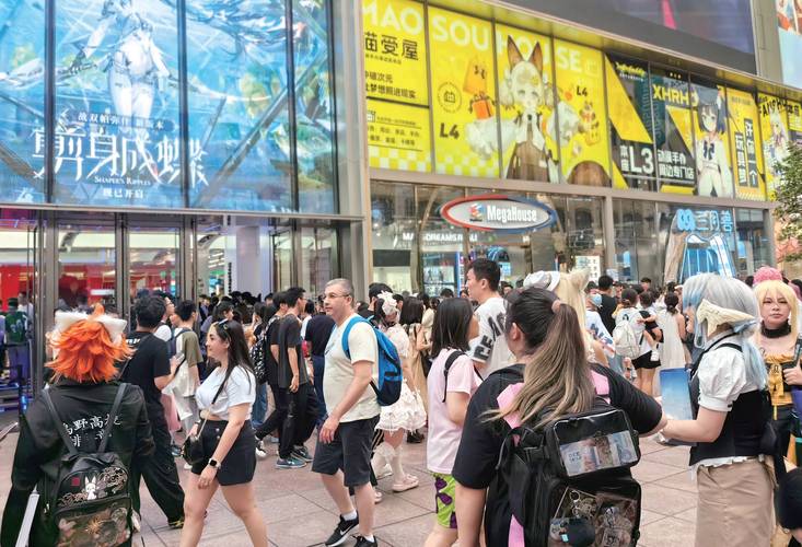 潮玩店外排队抢购限量玩偶的长队场景