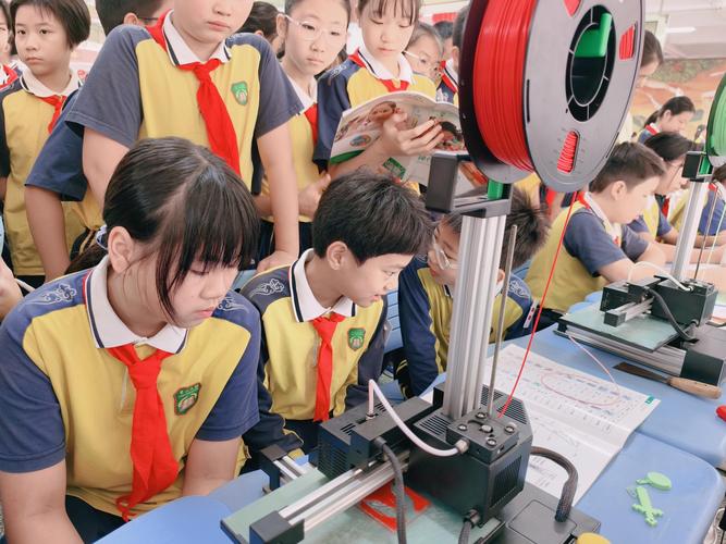 小学科技节台下举手机拍孩子的家长