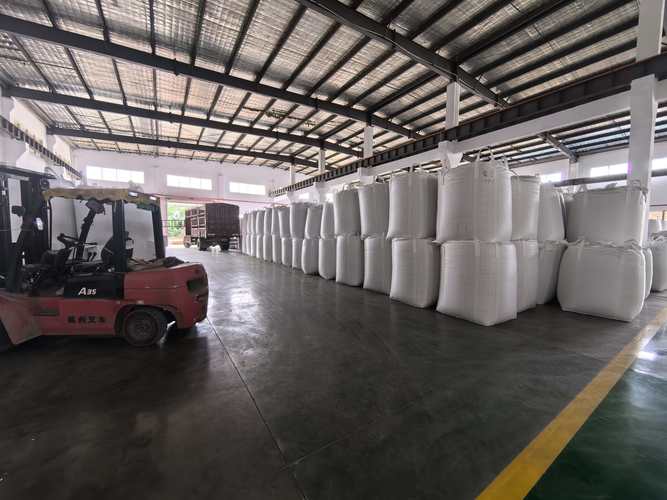 工业塑料再生颗粒原料堆放工厂