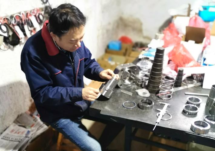 资深技术工人手工检测工业密封件实拍