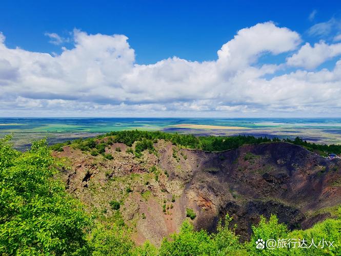 五大连池老黑山火山口远景