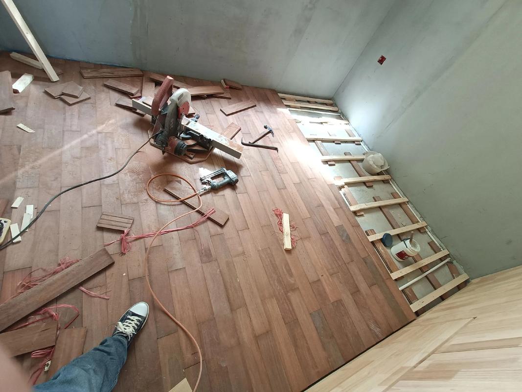 装修工人铺设实木地板施工现场