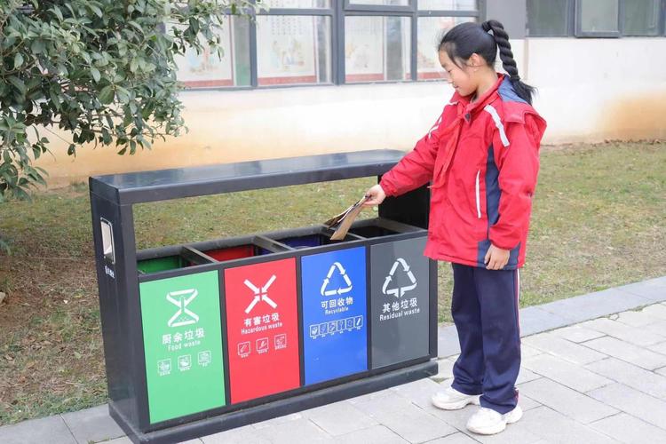 小学生参与学校垃圾分类实践活动实拍