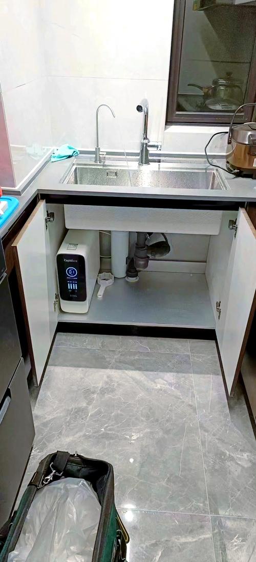 小户型窄橱柜净水器安装实景图