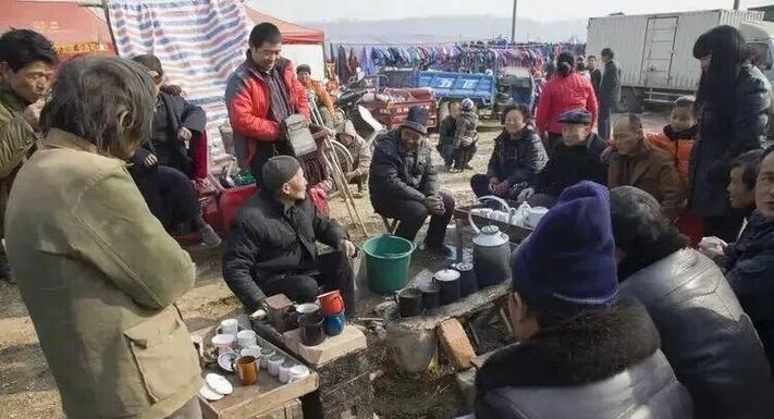 陕西西安老城区泡馍馆挂秦腔旧剧照场景