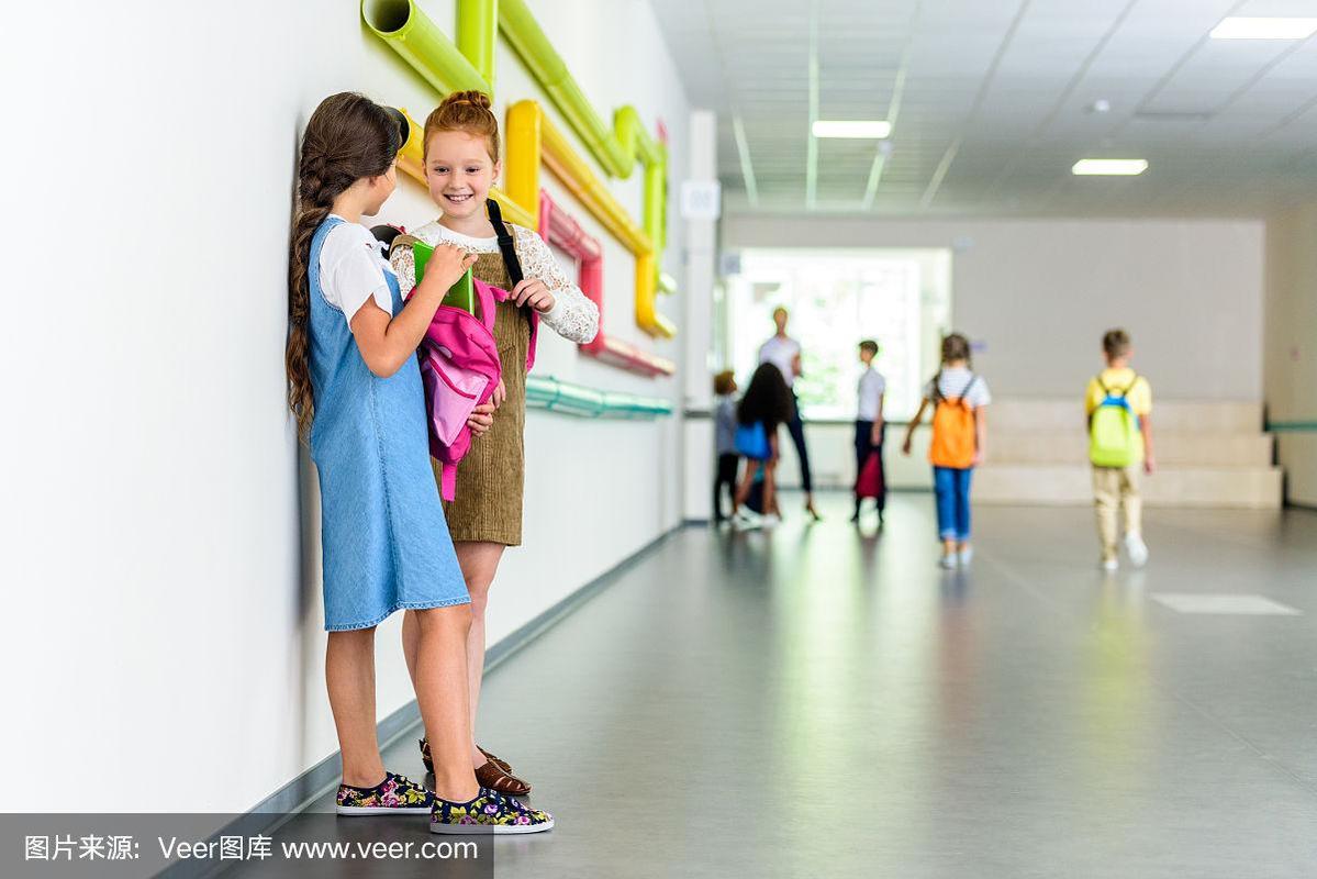 小学走廊里学生课间自由聊天的抓拍场景
