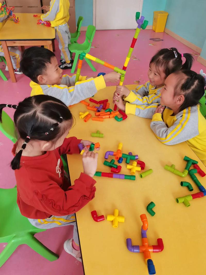 幼儿园小朋友分享玩具