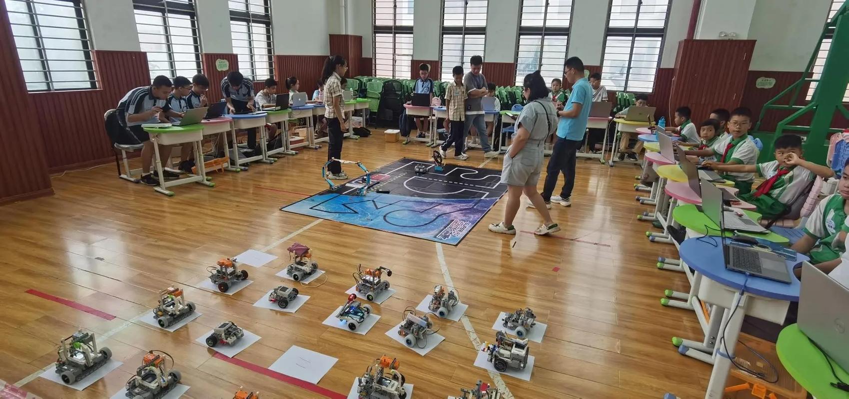 问：我家孩子三年级，学校开了创客社团，是做机器人吗？答：可不只是机器人那么简单