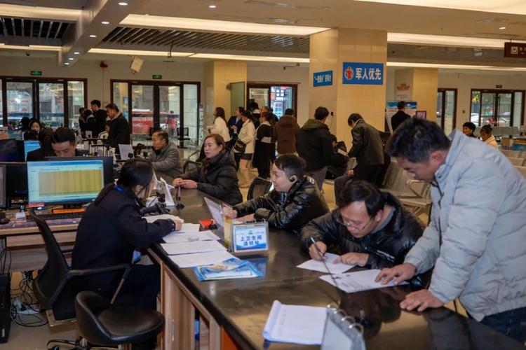 行政许可大厅 等待办理 排队人群