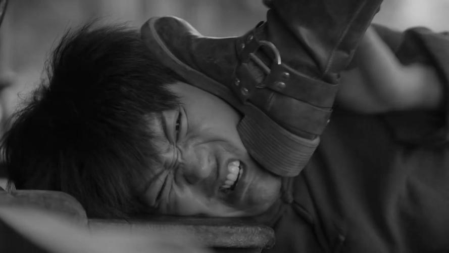 法律得踩在普通人的脚面上走路