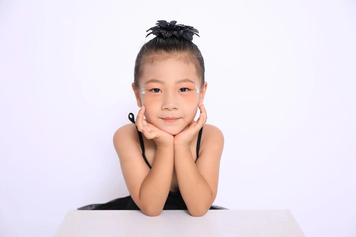 三岁幼儿说话时手舞足蹈的侧脸特写