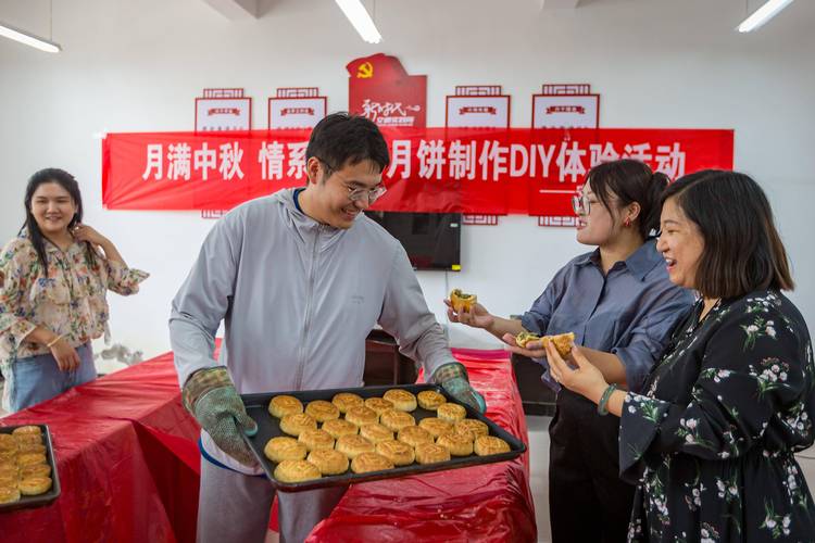 工业家庭一家三口一起做中秋月饼手部特写
