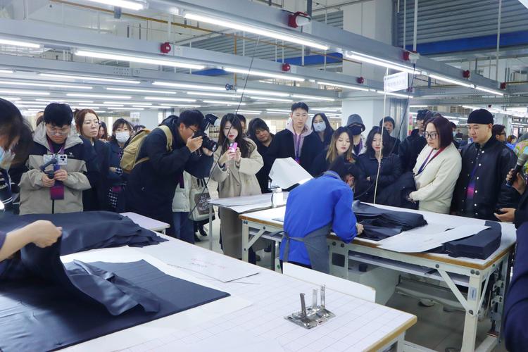 服装工厂开放日访客参观裁剪生产工位