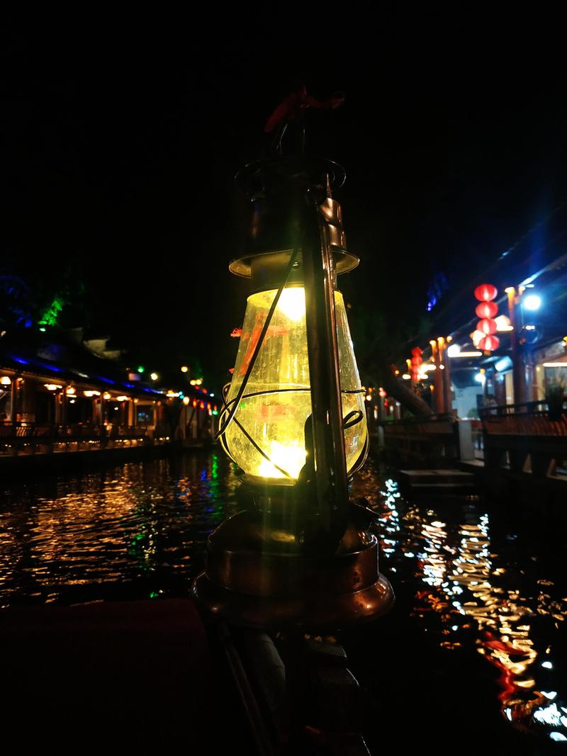 西栅夜景摇橹船