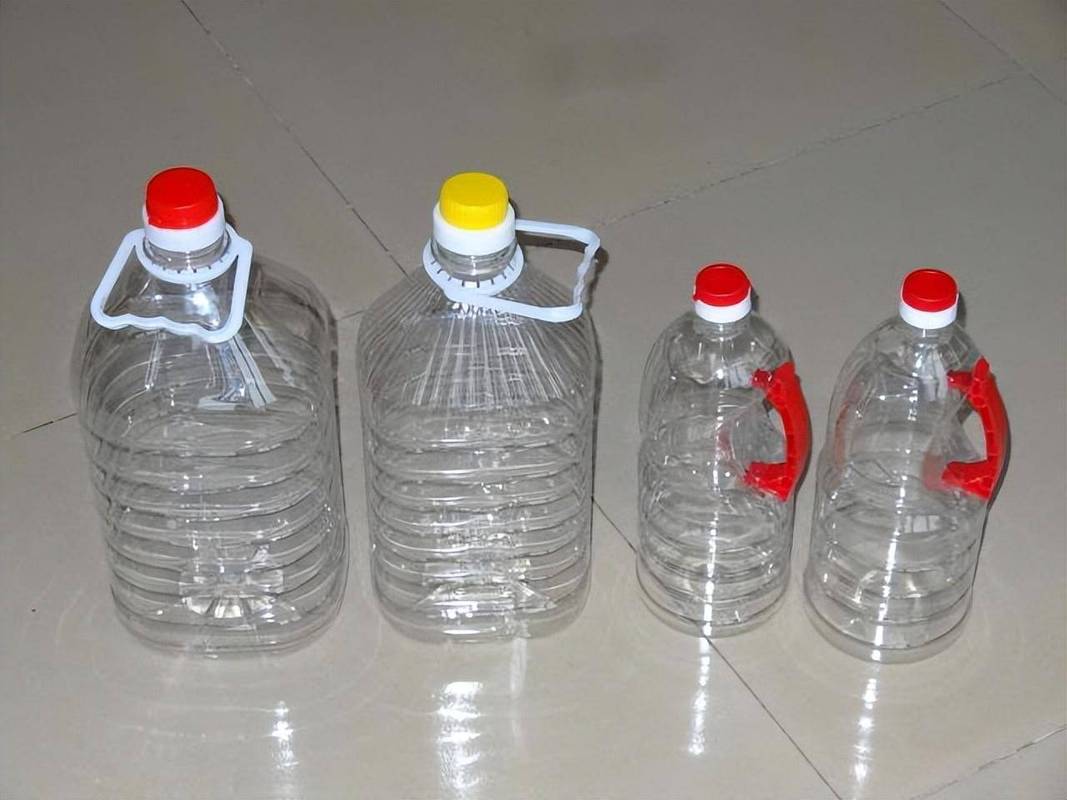 厨房灶台旁摆放的塑料食用油桶