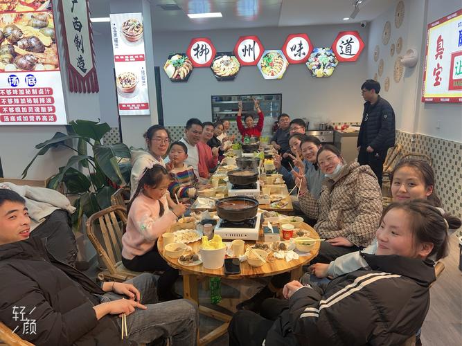 互联网小团队尴尬团建围坐吃火锅实拍
