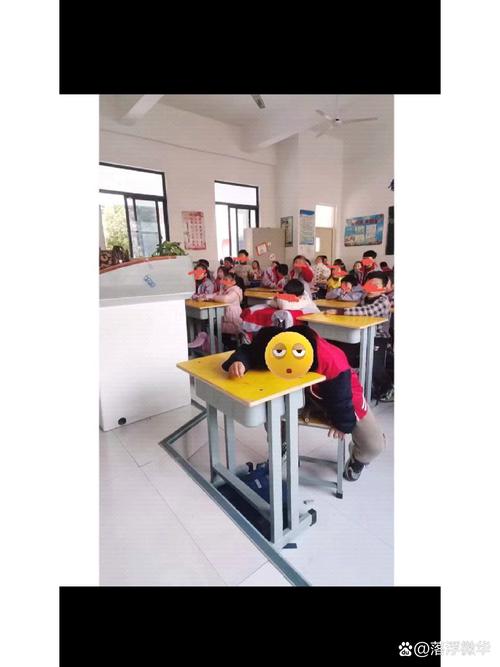 一对一家教正在给小学生上课 桌上摆着计时器