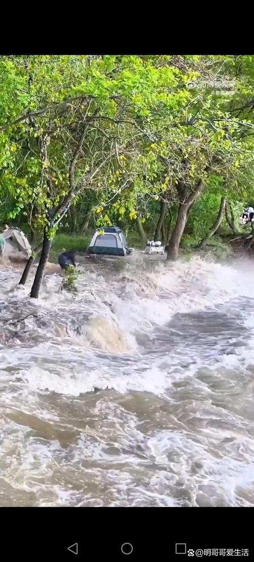 夏季户外露营河边涨水淹没帐篷现场