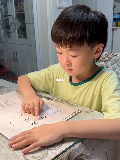 小学三年级学生边读题边用手指逐字点读的真实课堂场景