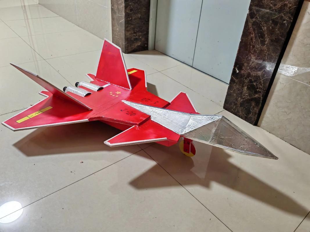 小学生正在用彩色卡纸制作精美项目模型 特写