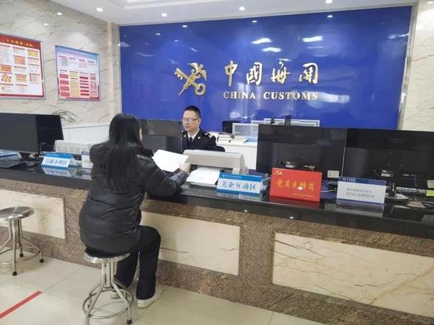 天津港口海关缉私办案办公场景图