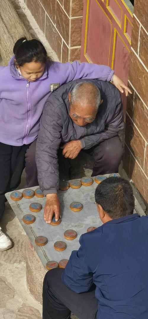 石阶最上面那层,现在成了老头们摆棋盘的地方