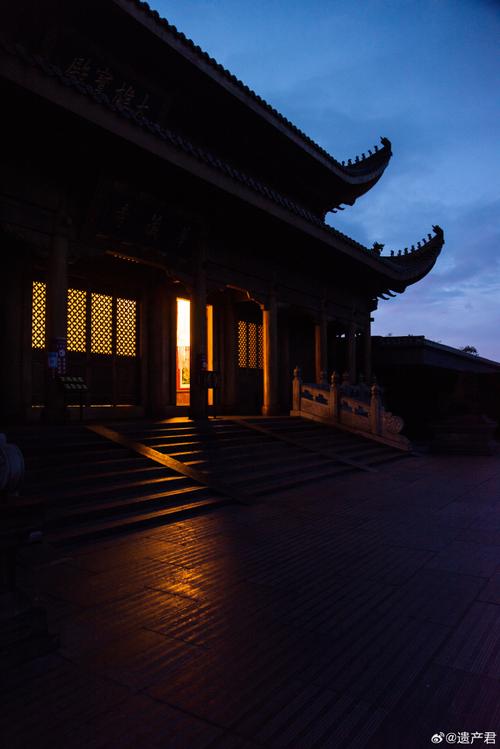 峨眉金顶深夜华藏寺侧廊山风