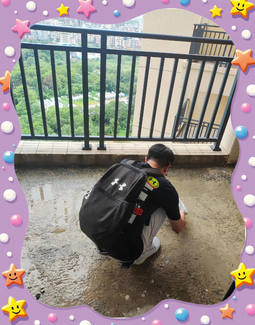 3岁孩子蹲在阳台擦洒了的水杯水渍实拍
